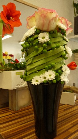 Composition florale -o brin de folie-Roses d'équateur, santini et haricots...