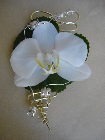boutonniere en orchidée et métal argent<br />
